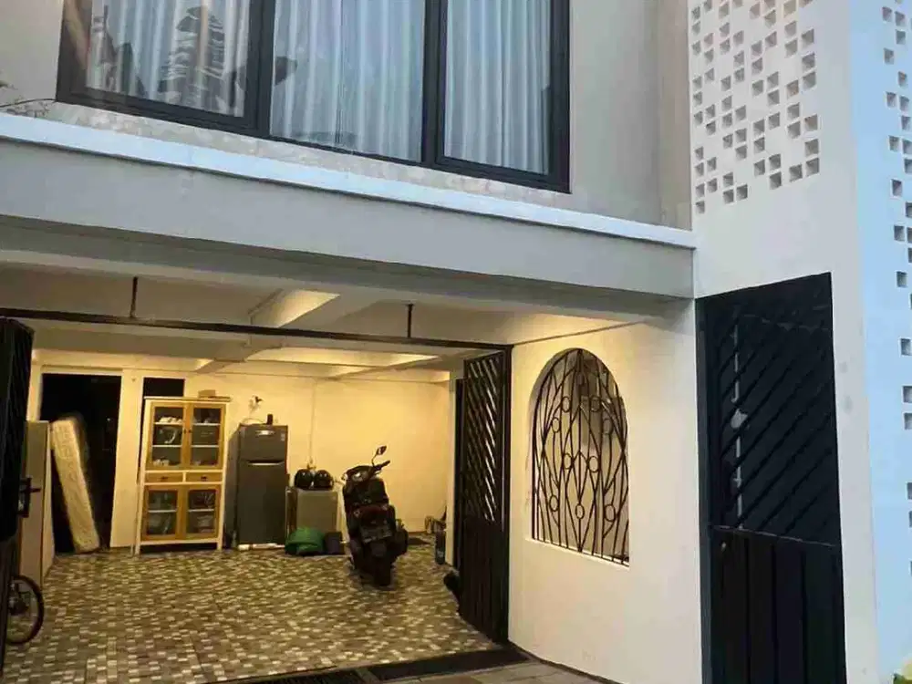 Jual Cepat Rumah Cantik Tiga Lantai di dkt hotel Hyatt Yogyakarta