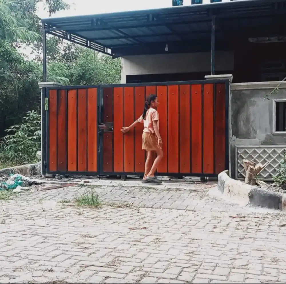 Pagar besi kombinasi kayu ulin