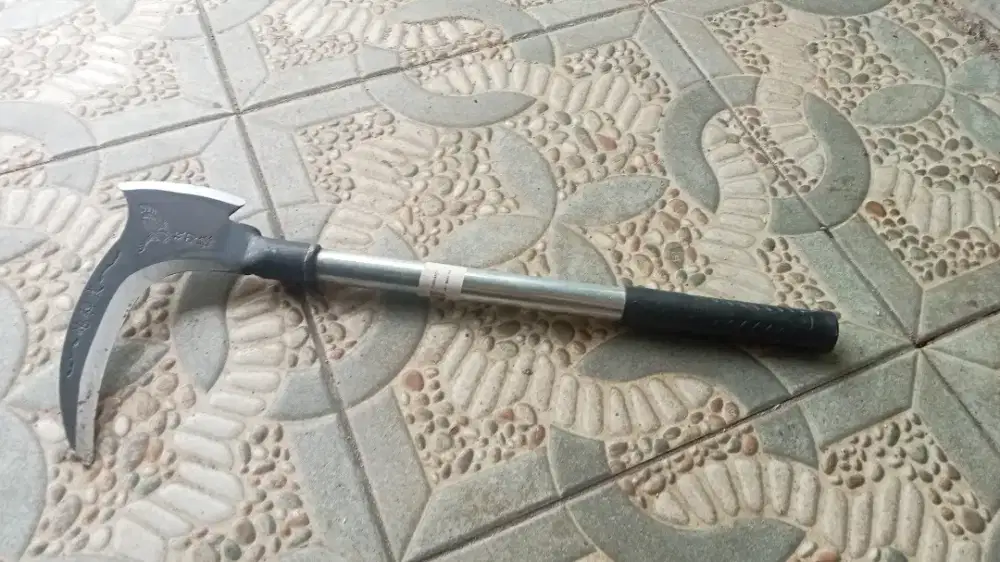 Pemangkas sabit kapak ganda