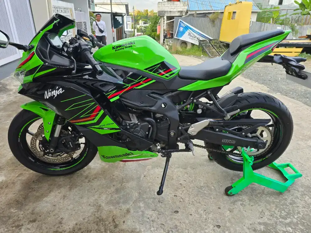 Dijual kawasaki ZX 4RR tahun 2023 knalpot AKRAPOVIC FULL SISTEM