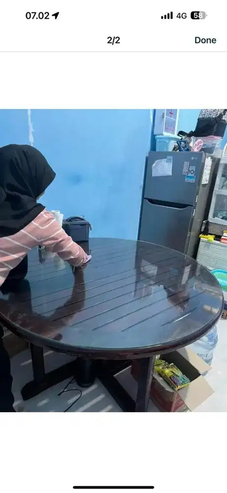 Meja makan bundar