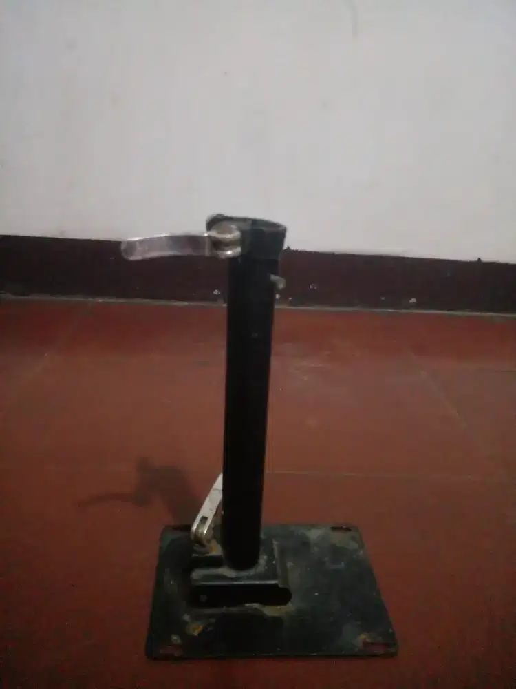 Dudukan tiang besi skuter