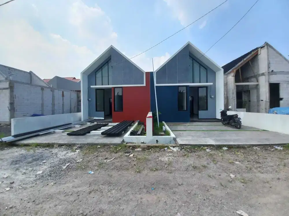 Hunian strategis dekat jalan raya taman