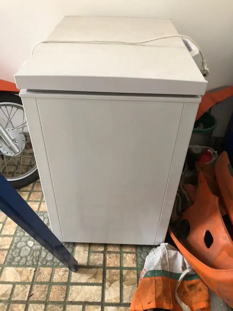 Di jual freezer box sharp