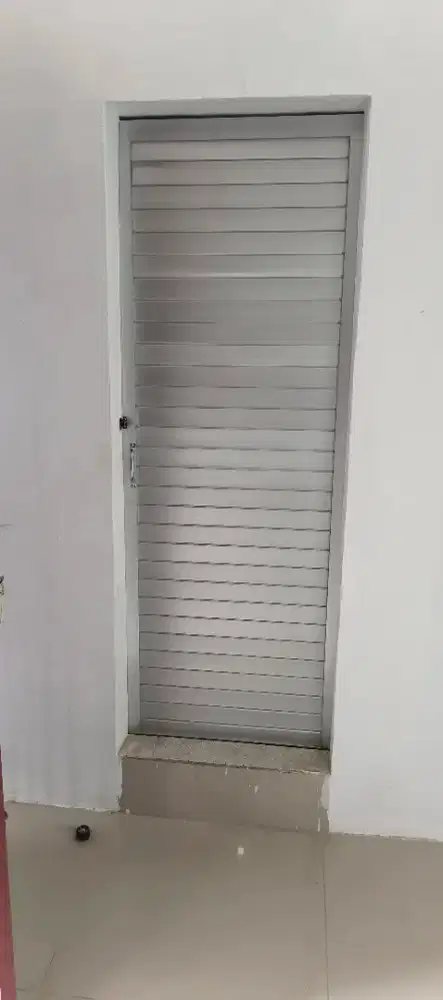 Pintu toilet alumunium baru