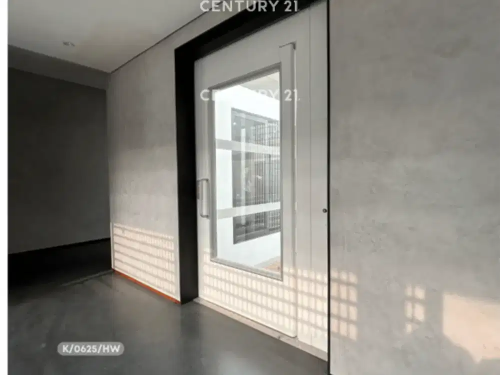 Rumah Baru Modern Dilengkapi Lift Lokasi Kota Baru Parahyangan