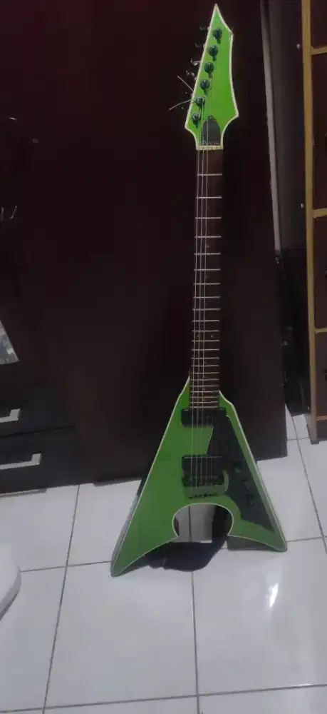 Di jual gitar original AXL MAYHEM JACKKNIFE FLYING V GREEN 1.950.000