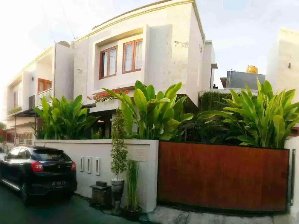 DIJUAL RUMAH SEMI VILLA LANTAI 2 LOKASI MAHENDRADATTA