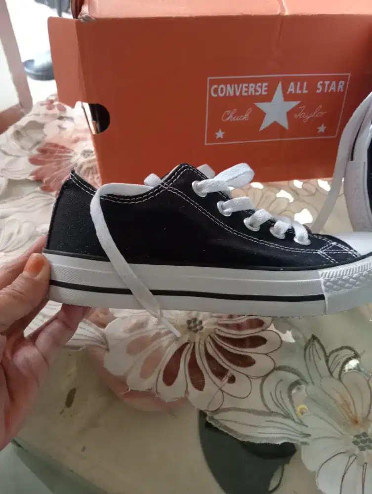 Sepatu baru dipake sekali