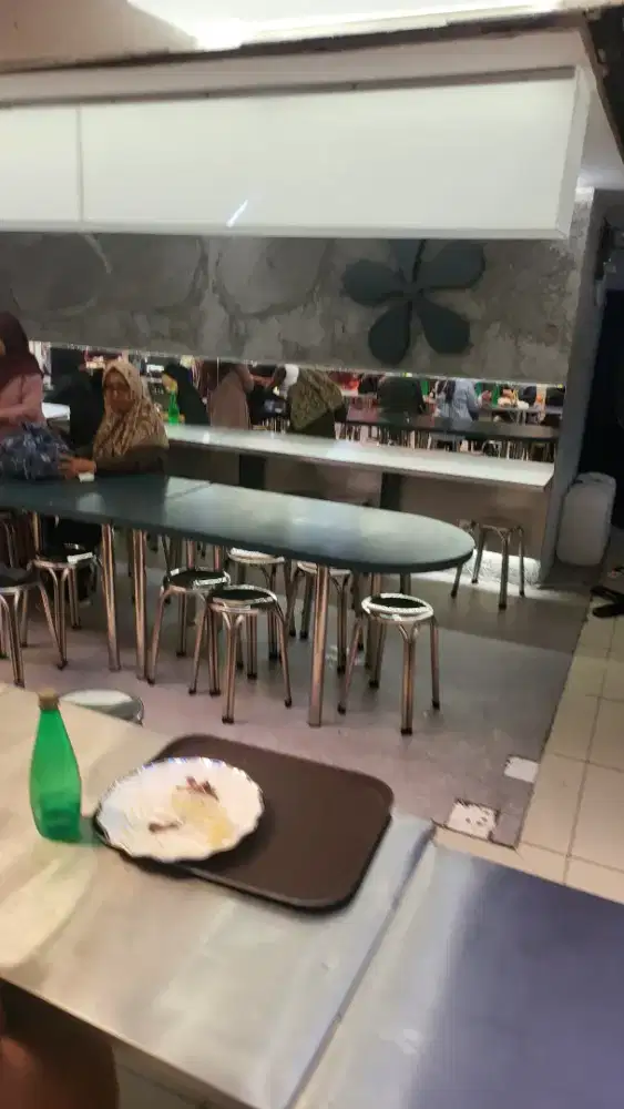 Waiters dan Helper Coffeeshop