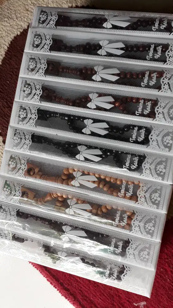 Souvenir tasbih kayu plat kemas mika
