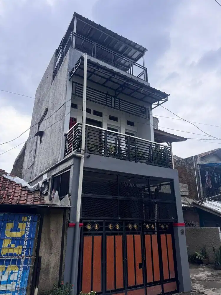 Di kontrakan rumah 3 lantai