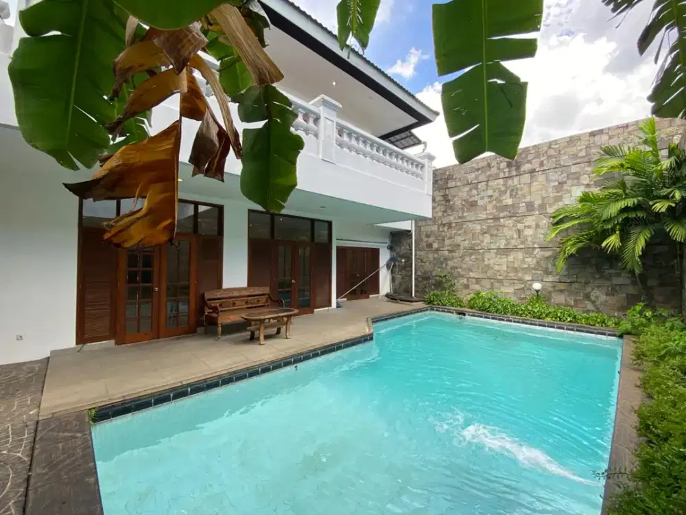 House for rent Jakarta Selatan  2 floors 4 bedrooms 4 bathrooms swimming pool.  Luas tanah 580m2 Luas bangunan 600m2 Garasi untuk 2 mobil Carpot di lu
