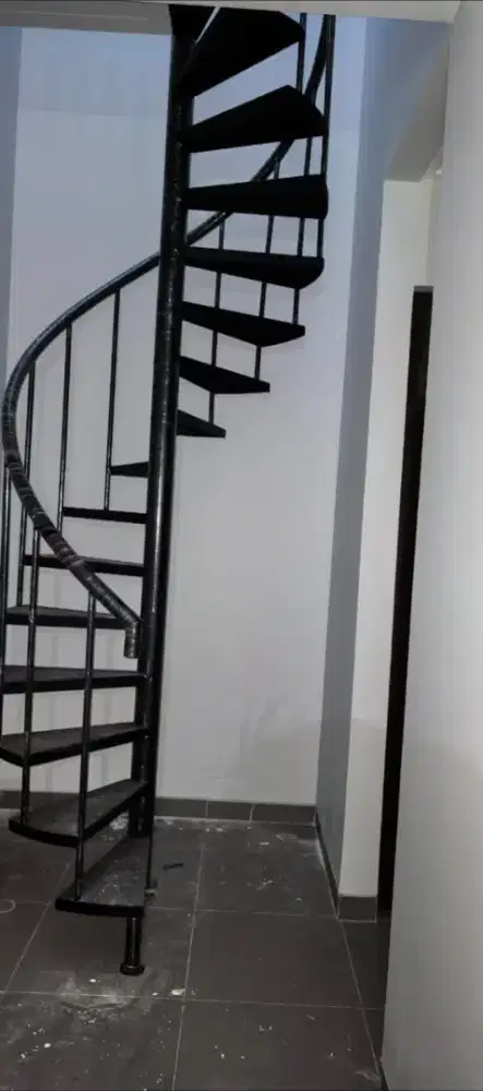 Tangga besi Model puter siap pkai 90% Baru.