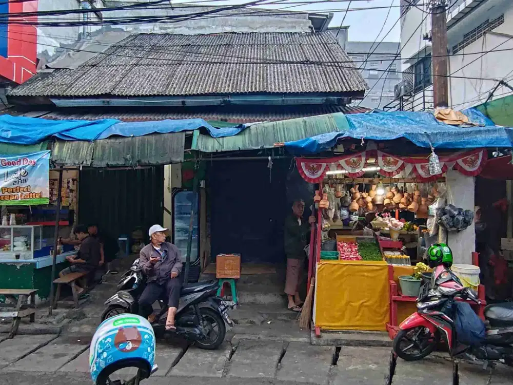 Kios di Pasar Jatinegara kondisi tersewa, posisi hoek, menghadap Gedung