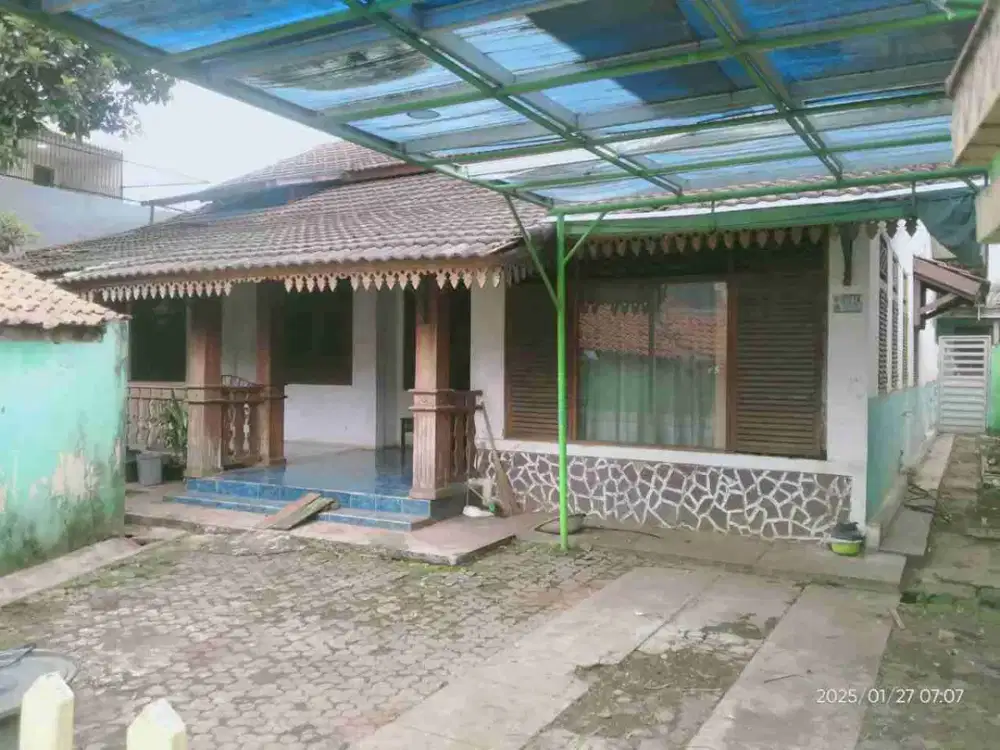 RUMAH UNIK BETAWI DIPERKAMPUNGAN BETAWI