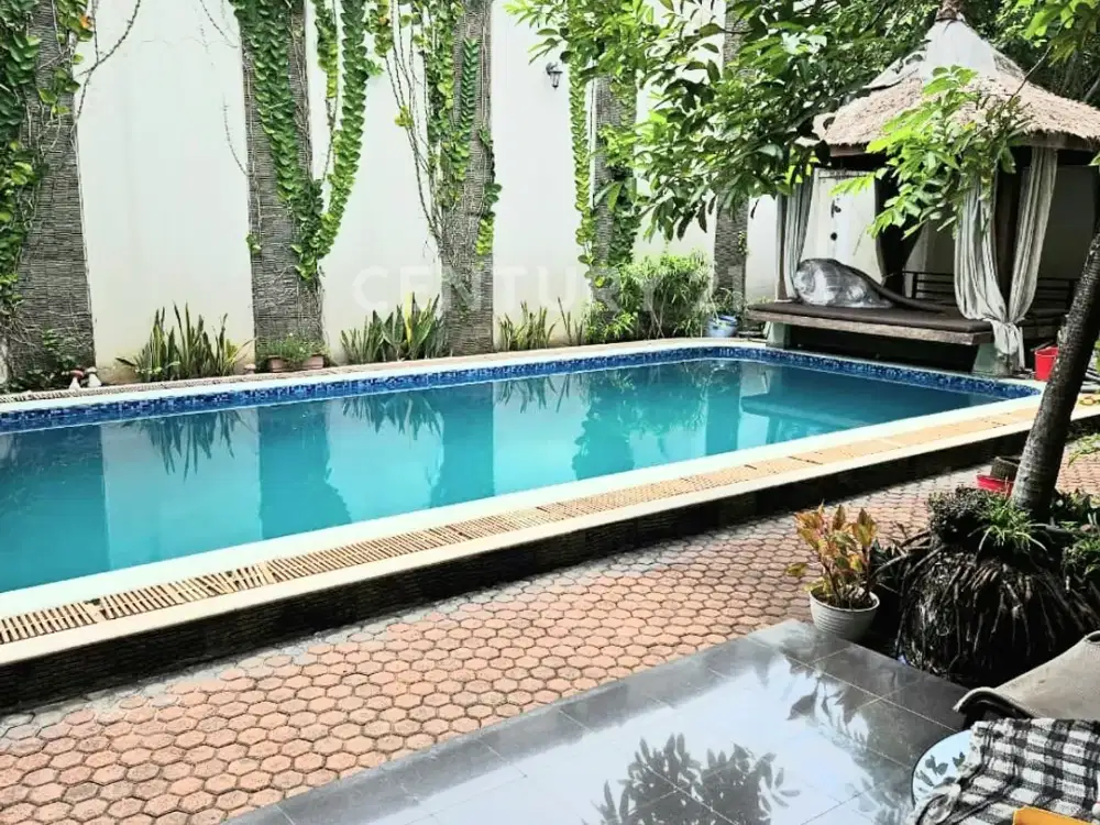 RUMAH HOEK MEWAH DI ALAM SUTERA DENGAN SWIMMING POOL