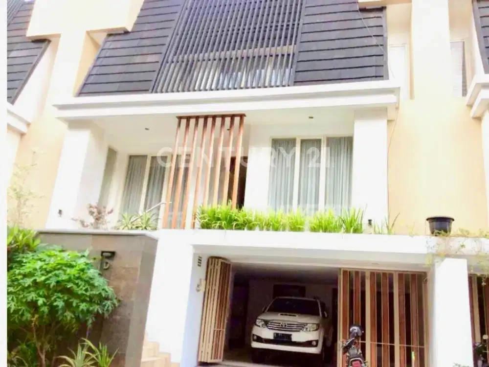 RUMAH TOWNHOUSE FURNISHED DENGAN JACUZZI COCOK UNTUK INVESTOR