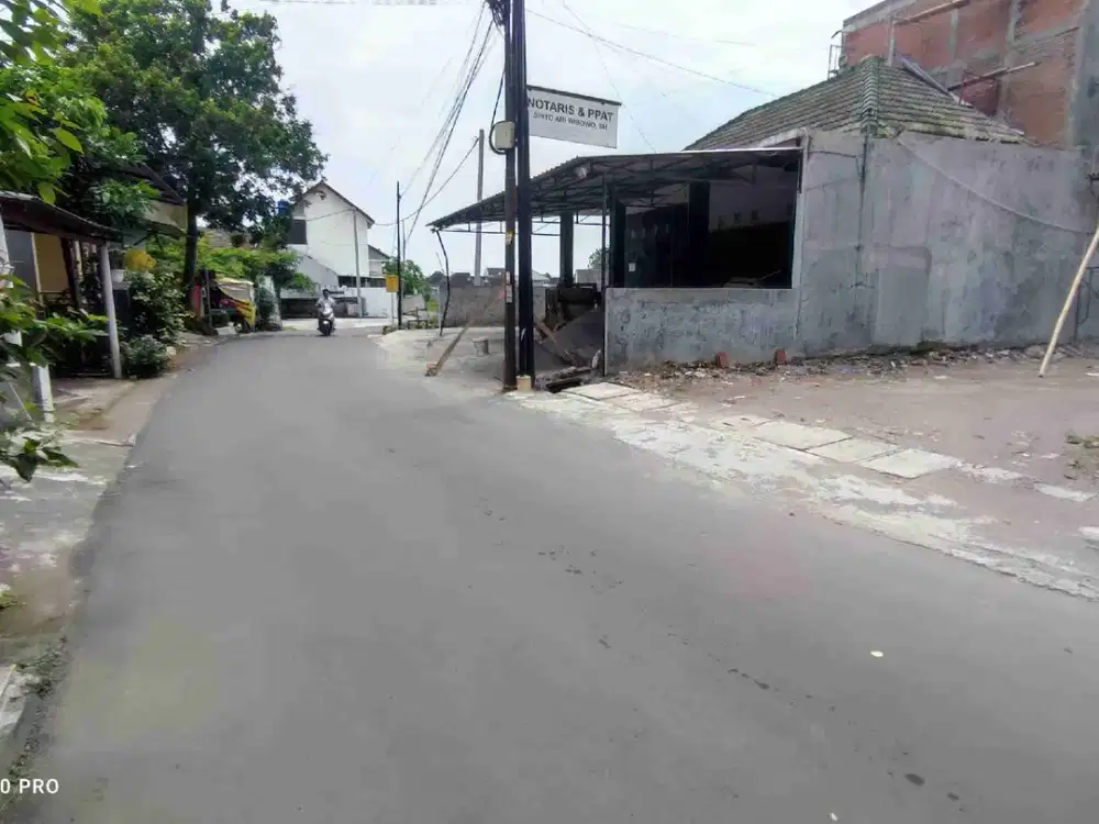 Sawah Zona Kuning Tepi Jalan Aspal Dekat Jalan Raya Godean yogyakarta