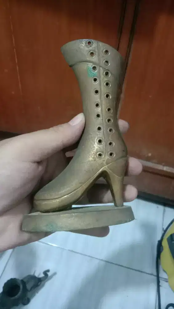 Pajangan kuningan jadul bentuk sepatu booth