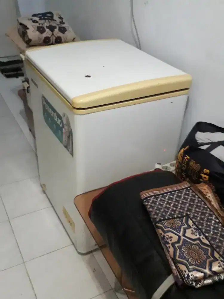 Dijual frezzer merk modena siap pakai.