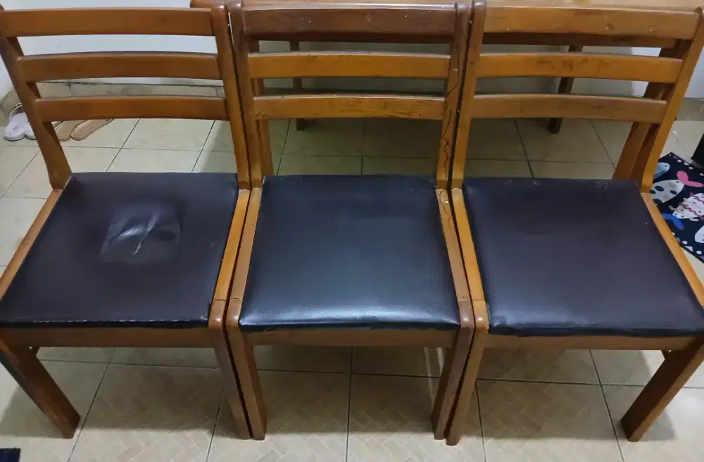 Meja dan kursi makan