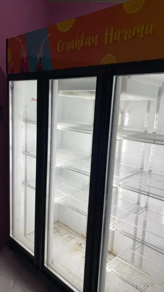 Dijual Showcase 3 Pintu merk RSA