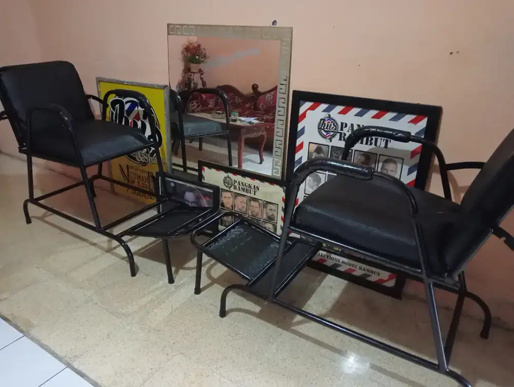 Jual dua buah kursi pangkas rambut dan kaca cermin