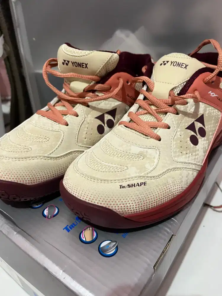 Sepatu badminton terbaru yonex hy ultra 2 beige