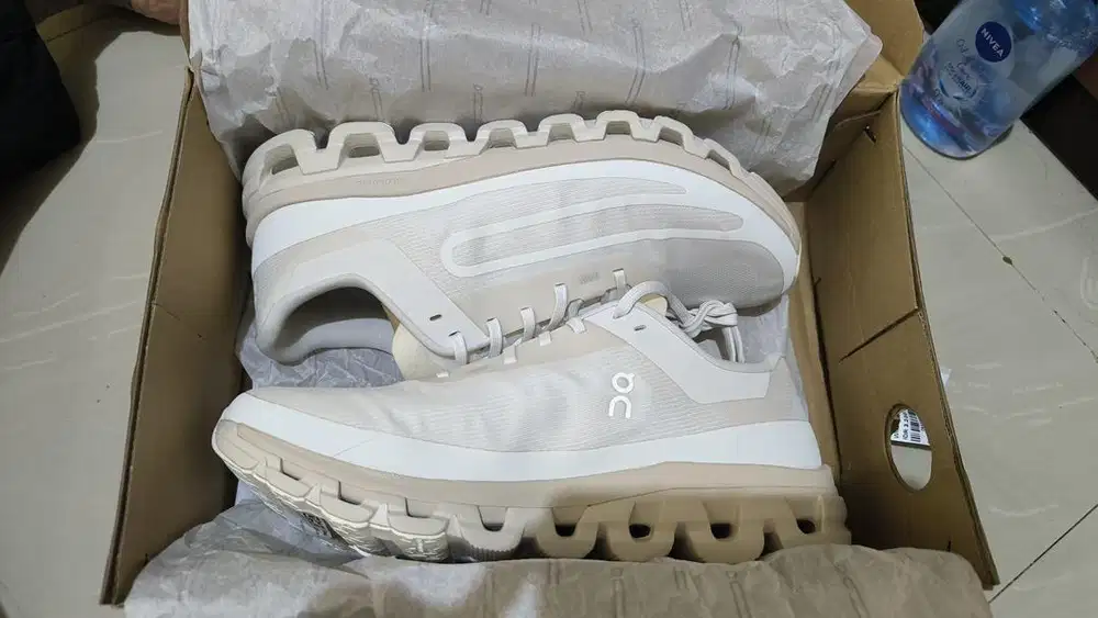 ON RUNNING CLOUDFLOW 4 IKON WHITE MOON