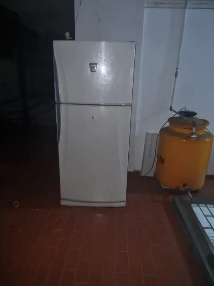 Lemari es Sharp 2 pintu besar