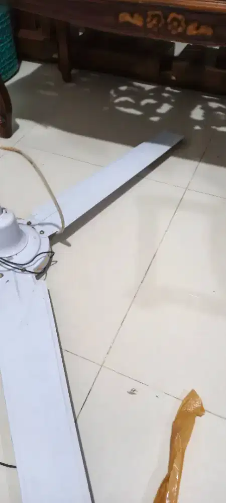 Kipas gantung tiga pisau