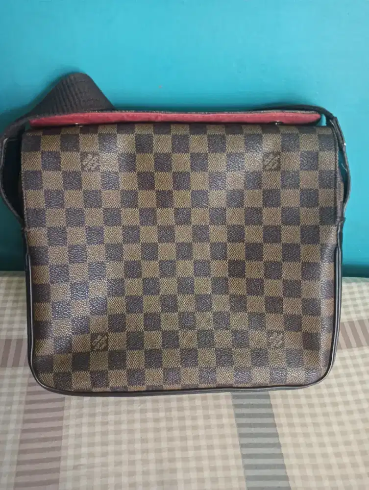 Di jual tas slempang LV kulit