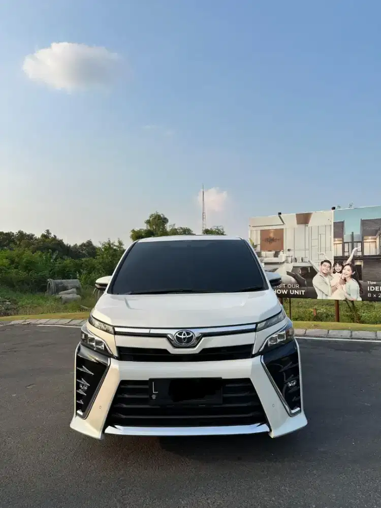 TOYOTA VOXY 2.0 AT 2021 PUTIH