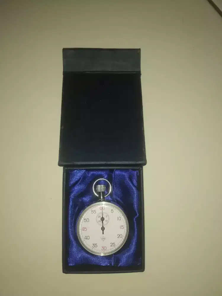 Stop watch dan kompas lapangan