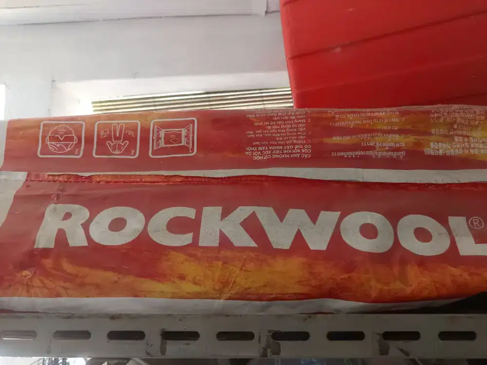 Peredam suara ruangan