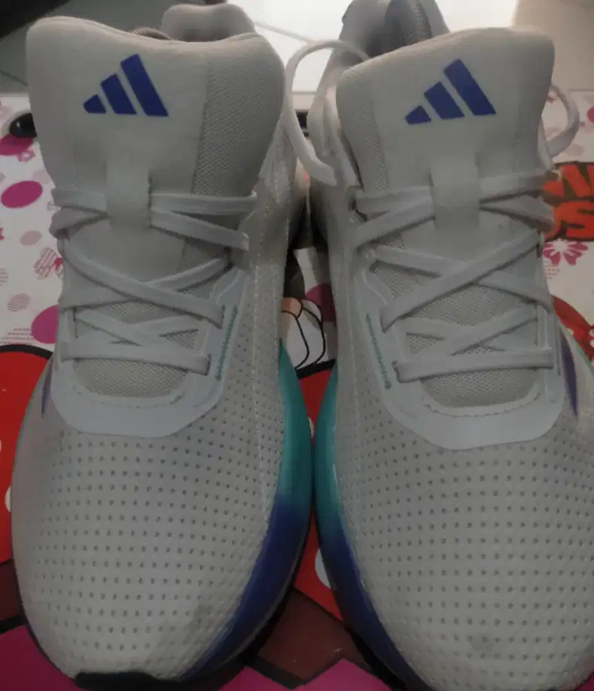 Sepatu running Adidas