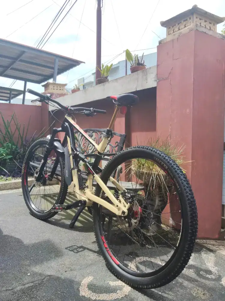 Sepeda Polygon Sisiku D7