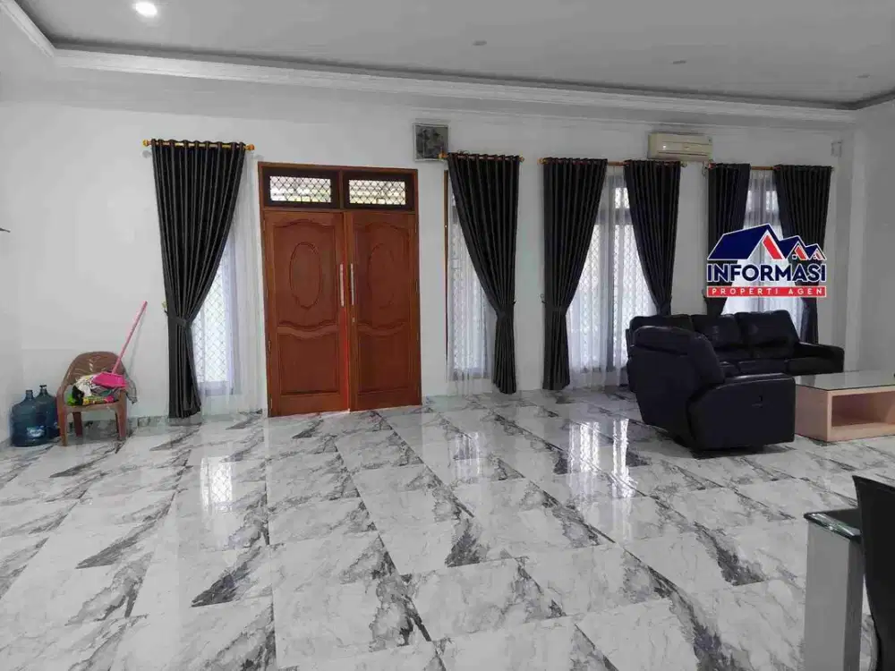 Rumah 1 lantai dg kolam renang berada di jl boulevard Metro Permata