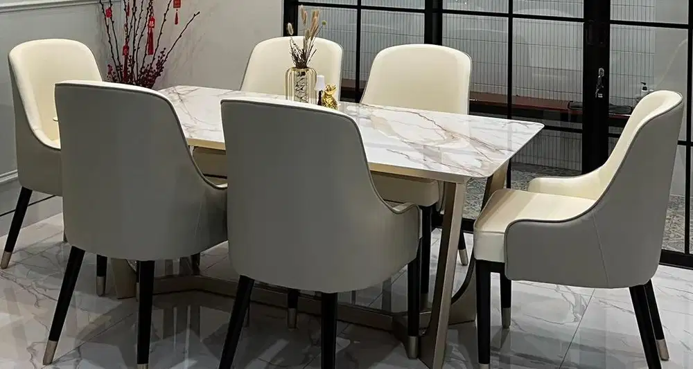 DIJUAL 1 SET MEJA MAKAN KONDISI 90%MULUS