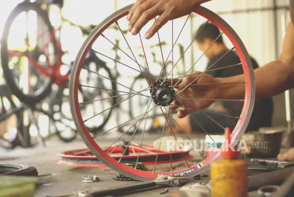 Lowongan kerja toko sepeda mekanik setel velg dan bantu packing