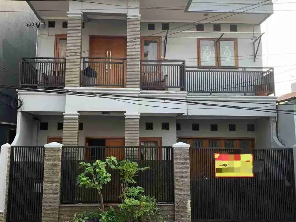 DIJUAL RUMAH TERAWAT SIAP PAKAI, LOKASI DI TENGAH KOTA KEBON JERUK, JAKARTA BARAT