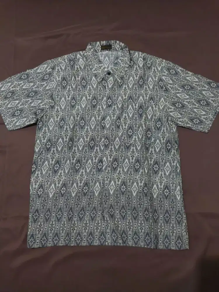 Kemeja batik tangan pendek bahan silk atau bahan sutera adem dipakai