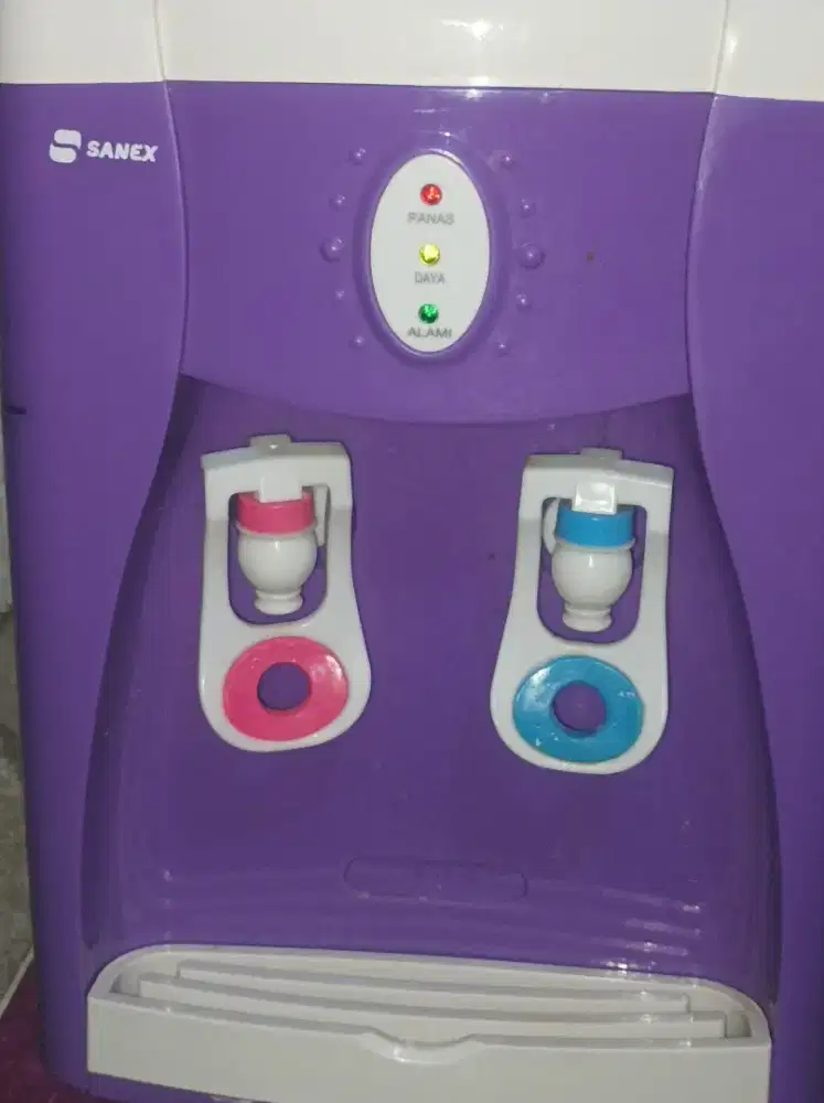 Dispenser ungu panas , air biasa