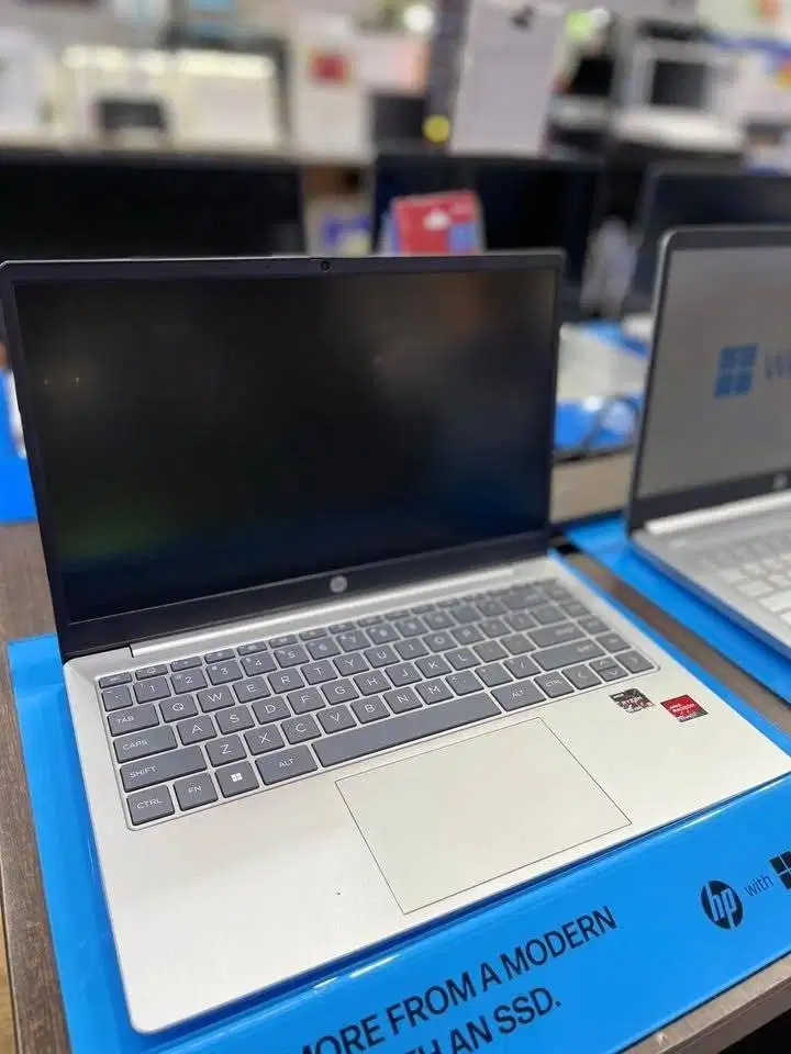 Laptop HP Grafis EM0018/19 Ryzen 5 7520 8GB ssd 512GB w11+OHS