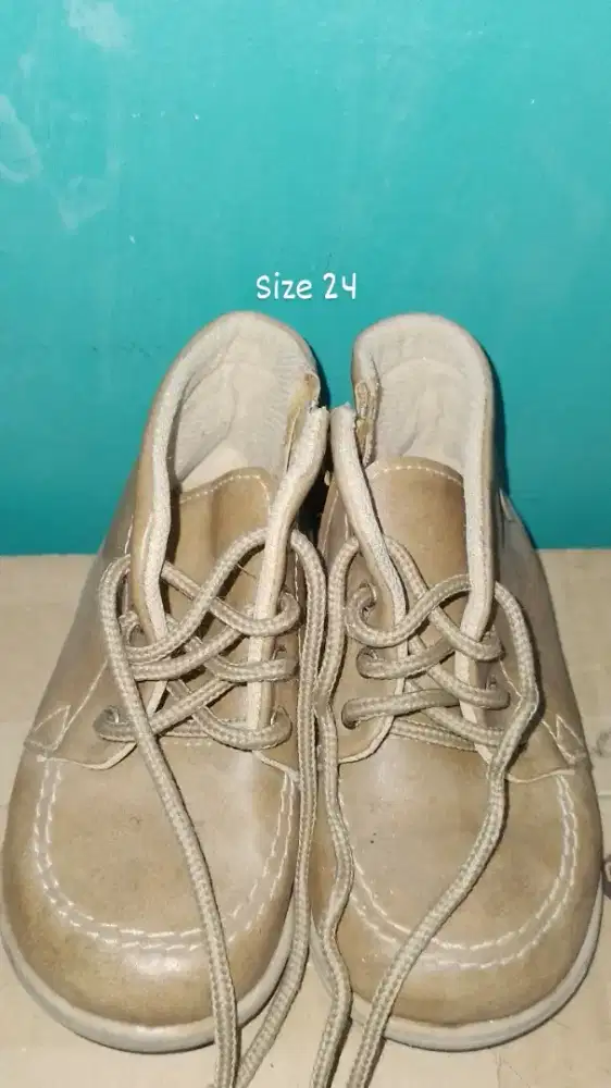 Sepatu anak laki-laki