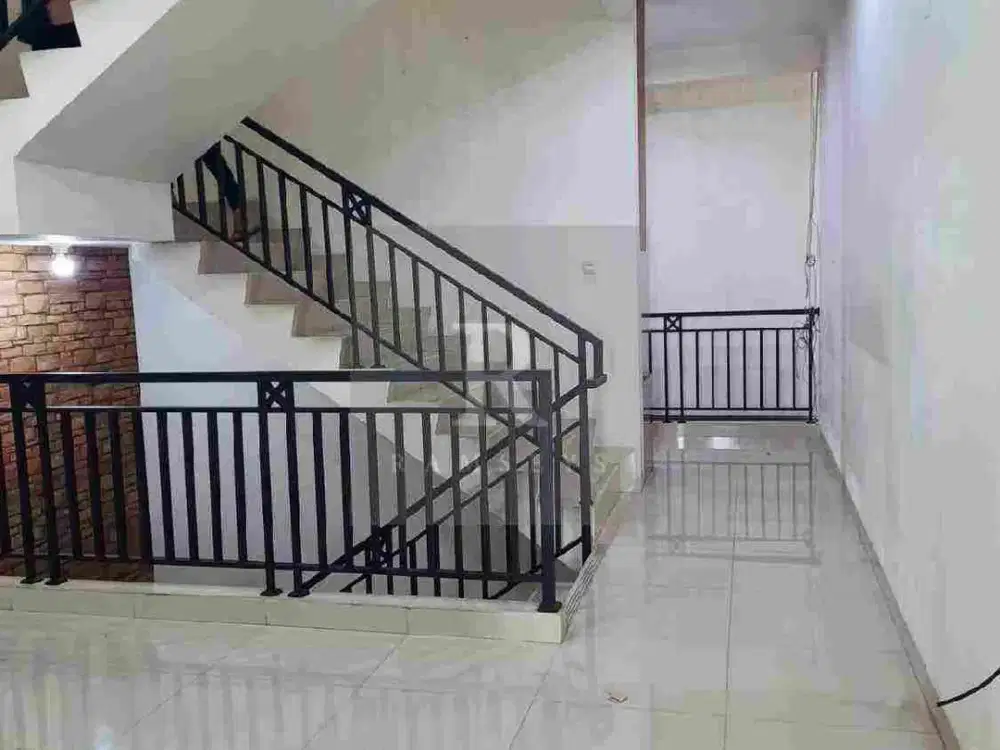 Disewakan ruko LT 85m2 LB 210m2 hadap timur