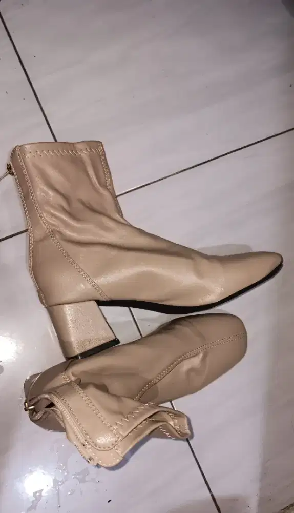 Menjual Sepatu boots Wanita