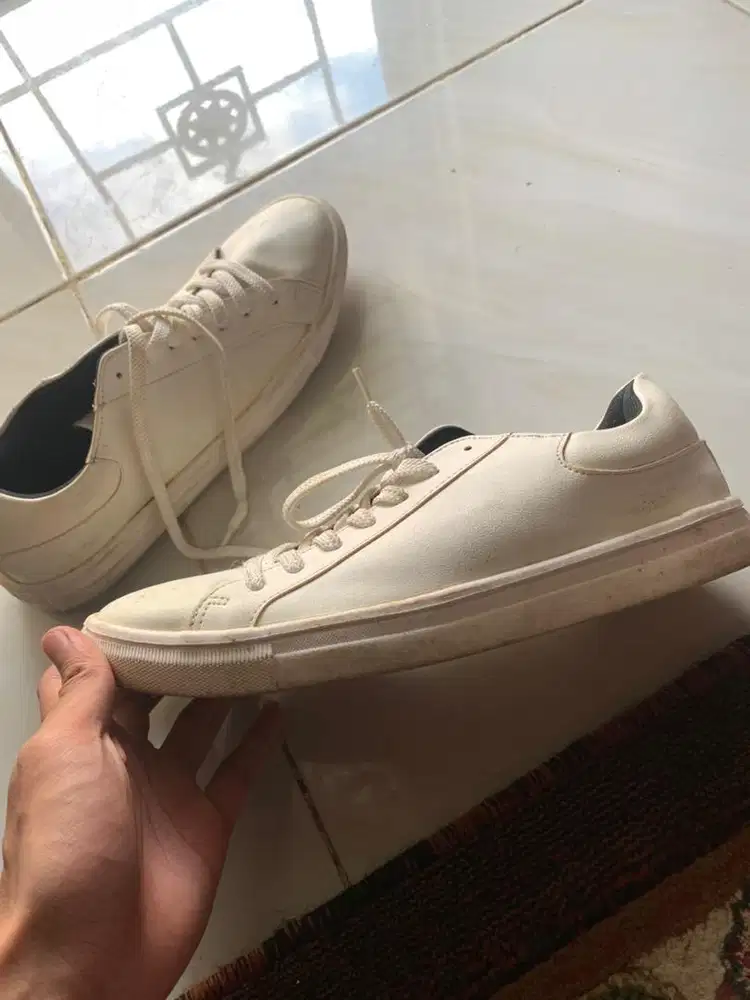 sneakers putih local brand