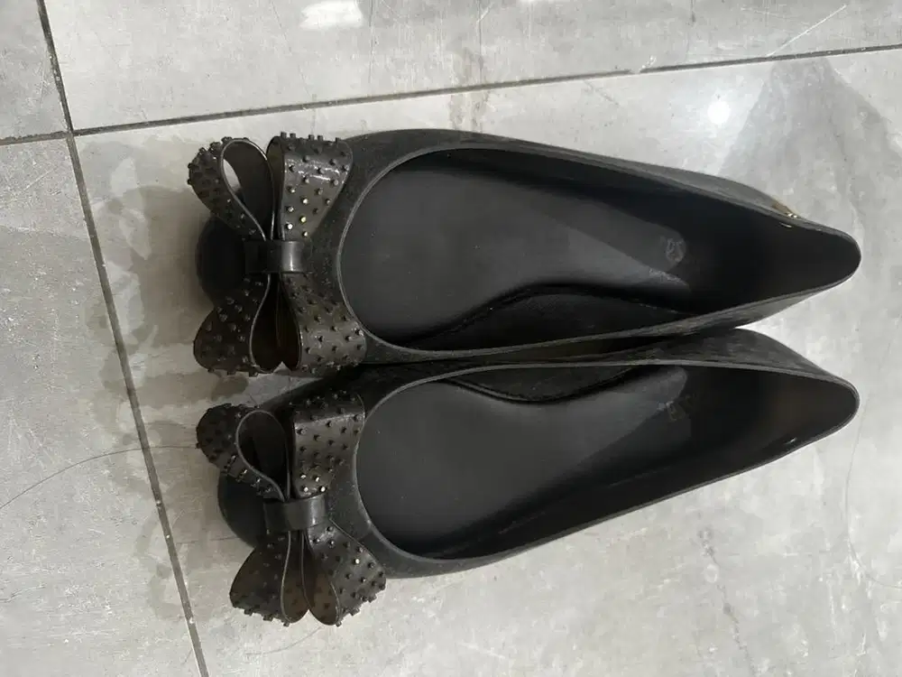 Melissa shoes warna black agak coklat dikit
